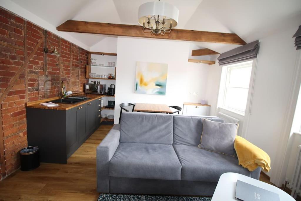 Apartment 6 At Number 8: City Centre, 1 Bedroom, Sofa Bed In Lounge Canterbury Dış mekan fotoğraf
