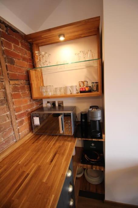 Apartment 6 At Number 8: City Centre, 1 Bedroom, Sofa Bed In Lounge Canterbury Dış mekan fotoğraf